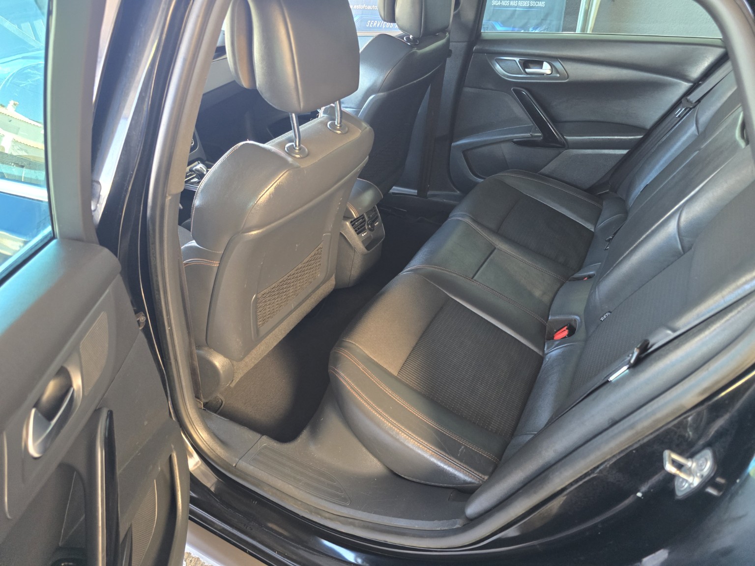 Trabalho de limpeza e tratamento interior automóvel