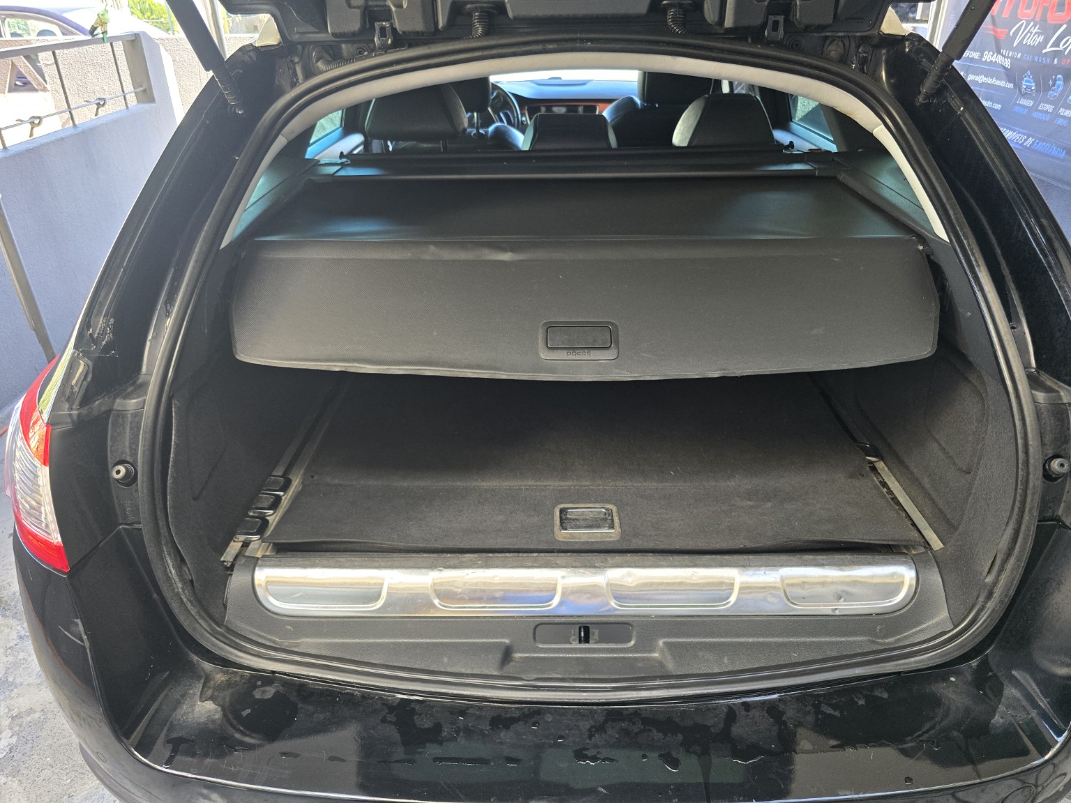 Interior automóvel depois da lavagem